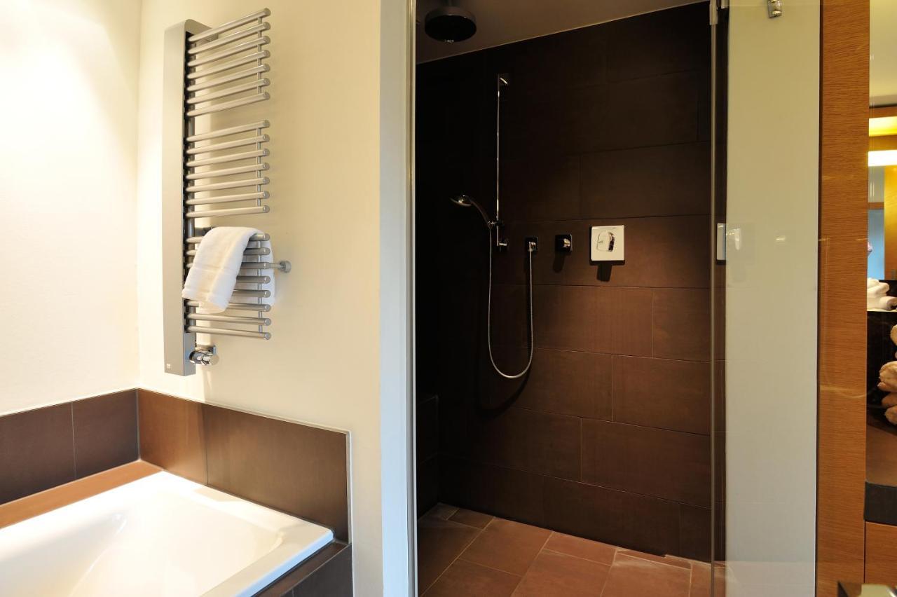 Schlossgut Gross Schwansee Exterior photo A shower cubicle